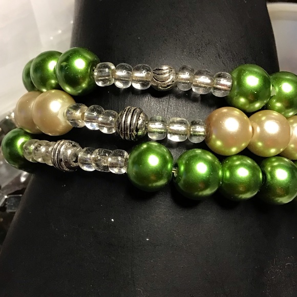 faux pearl bracelet .. 3 strands  stretchy  colors and silver metal  … PBR-1 - Picture 2 of 6
